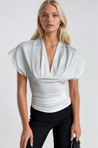 Waist-fitting gathered half-sleeved blouse